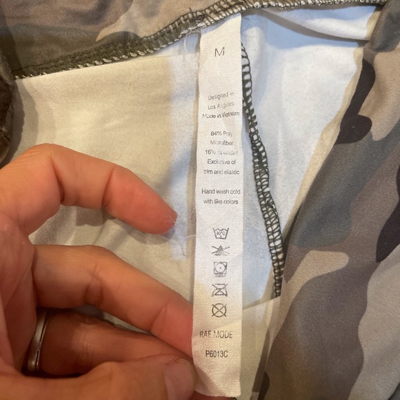💜 5 for $25 or 3 for $18 camouflage motto leggings - Picture 4 of 6